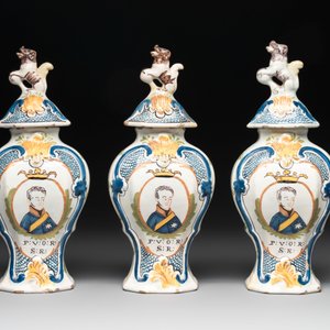 A polychrome Dutch Delft garniture of five vases with the portrait of William I of The Netherlands, early 19th C. — 照片 8