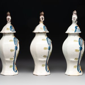 A polychrome Dutch Delft garniture of five vases with the portrait of William I of The Netherlands, early 19th C. — 照片 9