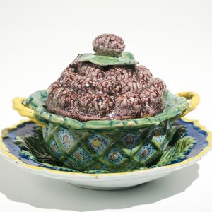 A polychrome Dutch Delft jam-pot with blackberries on stand, 18th C. — 照片 1
