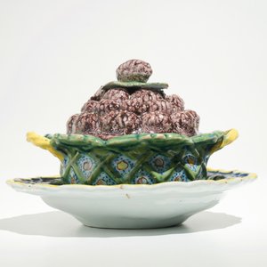 A polychrome Dutch Delft jam-pot with blackberries on stand, 18th C. — 照片 2