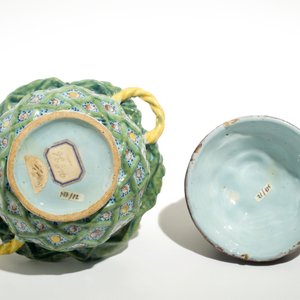 A polychrome Dutch Delft jam-pot with blackberries on stand, 18th C. — 照片 8