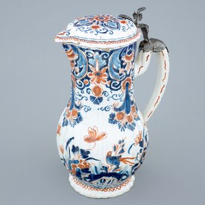 A polychrome Dutch Delft jug with cover, 18th C. — 照片 1