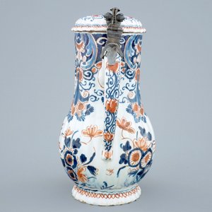 A polychrome Dutch Delft jug with cover, 18th C. — 照片 5
