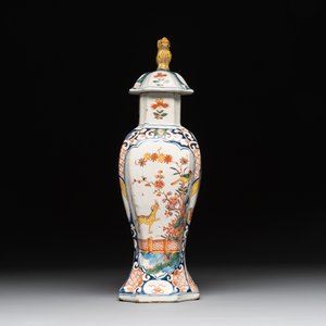 A polychrome Dutch Delft kakiemon-style vase and cover, 18th C. — photo 1