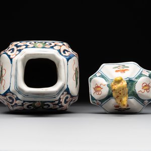 A polychrome Dutch Delft kakiemon-style vase and cover, 18th C. — photo 5