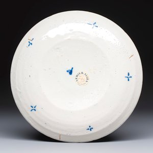 A polychrome Dutch Delft plate inscribed 'Langlois' — photo 2