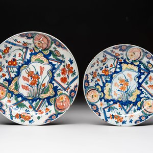 A polychrome Dutch Delft 'lightning' dish and plate, early 18th C. — photo 1