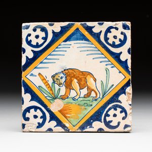 A polychrome Dutch Delft maiolica 'bear' diamond tile, late 16th C. — photo 1