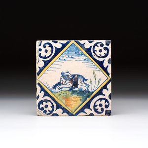 A polychrome Dutch Delft maiolica 'bear' tile, late 16th C. — 照片 1