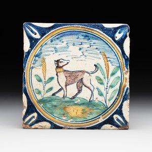 A polychrome Dutch Delft maiolica 'dog' medallion tile, late 16th C. — photo 1