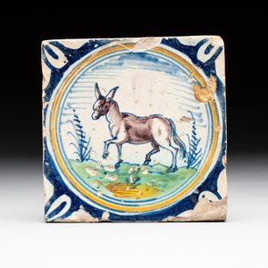 A polychrome Dutch Delft maiolica 'donkey' medallion tile, late 16th C. — photo 1