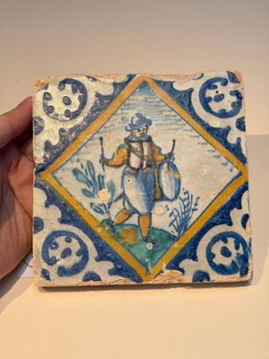 A polychrome Dutch Delft maiolica 'Drummer' diamond tile, 16th C. — foto 1