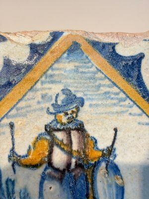 A polychrome Dutch Delft maiolica 'Drummer' diamond tile, 16th C. — foto 3
