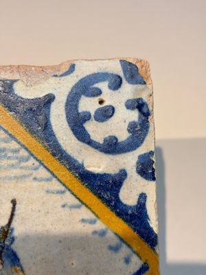 A polychrome Dutch Delft maiolica 'Drummer' diamond tile, 16th C. — foto 4