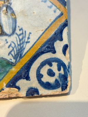 A polychrome Dutch Delft maiolica 'Drummer' diamond tile, 16th C. — foto 5
