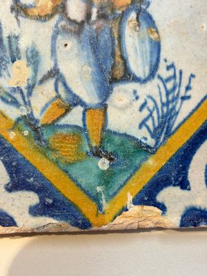 A polychrome Dutch Delft maiolica 'Drummer' diamond tile, 16th C. — foto 6