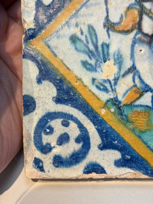 A polychrome Dutch Delft maiolica 'Drummer' diamond tile, 16th C. — foto 7