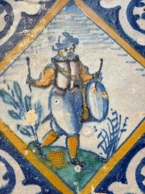 A polychrome Dutch Delft maiolica 'Drummer' diamond tile, 16th C. — foto 8