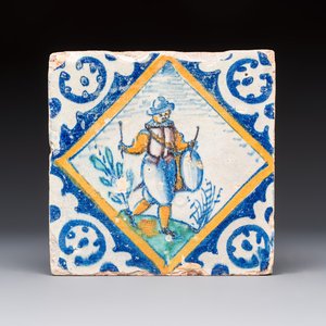 A polychrome Dutch Delft maiolica 'Drummer' diamond tile, 16th C. — foto 1