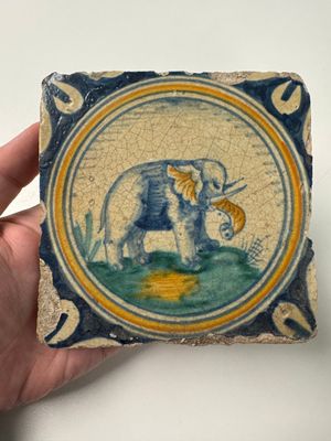 A polychrome Dutch Delft maiolica 'Elephant' medallion tile, 16th C. — foto 1