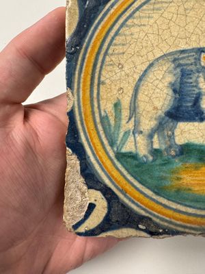 A polychrome Dutch Delft maiolica 'Elephant' medallion tile, 16th C. — foto 2
