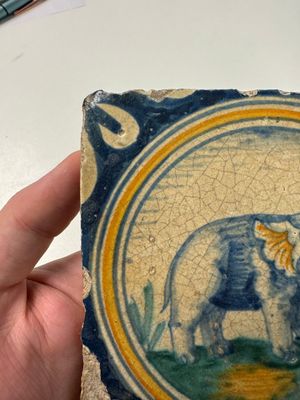 A polychrome Dutch Delft maiolica 'Elephant' medallion tile, 16th C. — foto 3