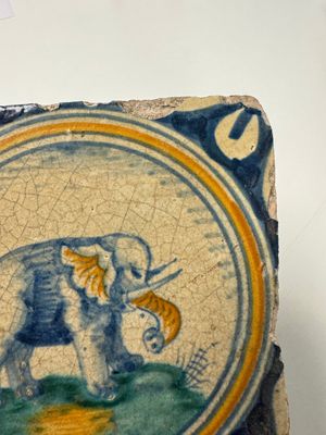 A polychrome Dutch Delft maiolica 'Elephant' medallion tile, 16th C. — foto 4