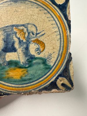 A polychrome Dutch Delft maiolica 'Elephant' medallion tile, 16th C. — foto 5