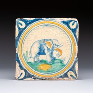 A polychrome Dutch Delft maiolica 'Elephant' medallion tile, 16th C. — foto 1