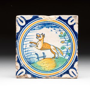 A polychrome Dutch Delft maiolica 'fox' medallion tile, late 16th C. — photo 1