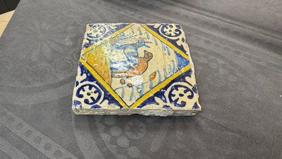 A polychrome Dutch Delft maiolica 'mating dogs' diamond tile, late 16th C. — photo 3