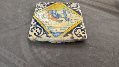A polychrome Dutch Delft maiolica 'mating dogs' diamond tile, late 16th C. — photo 4