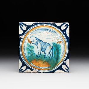 A polychrome Dutch Delft maiolica 'medallion' 'bear' tile, late 16th C. — photo 1