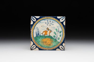 A polychrome Dutch Delft maiolica 'medallion' 'hare' tile, late 16th C. — photo 2