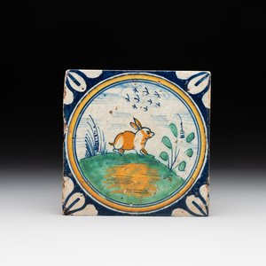 A polychrome Dutch Delft maiolica 'medallion' 'hare' tile, late 16th C. — photo 1