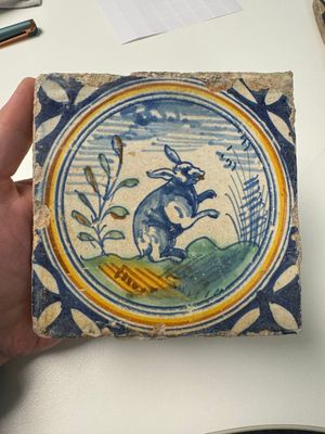 A polychrome Dutch Delft maiolica 'Rabbit' medallion tile, 16th C. — photo 1