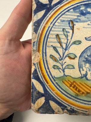A polychrome Dutch Delft maiolica 'Rabbit' medallion tile, 16th C. — photo 2