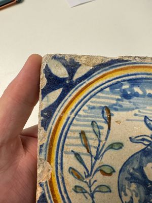 A polychrome Dutch Delft maiolica 'Rabbit' medallion tile, 16th C. — photo 3