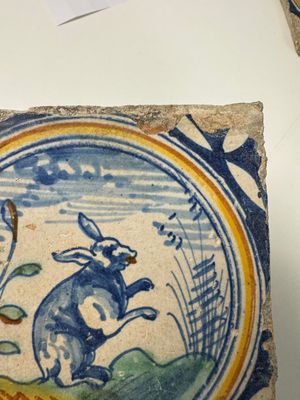 A polychrome Dutch Delft maiolica 'Rabbit' medallion tile, 16th C. — photo 4