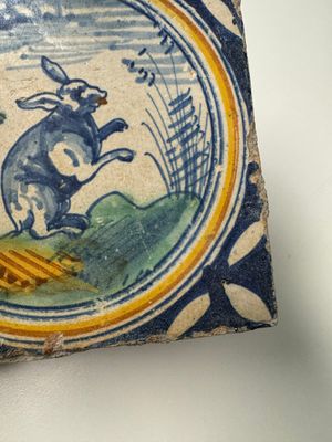 A polychrome Dutch Delft maiolica 'Rabbit' medallion tile, 16th C. — photo 5