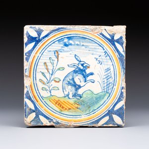 A polychrome Dutch Delft maiolica 'Rabbit' medallion tile, 16th C. — photo 1