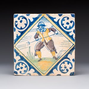 A polychrome Dutch Delft maiolica 'Soldier' diamond tile, 16th C. — 照片 1