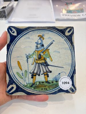 A polychrome Dutch Delft maiolica 'soldier' medallion tile, late 16th C. — photo 1