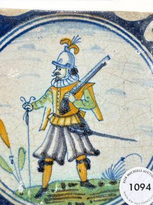 A polychrome Dutch Delft maiolica 'soldier' medallion tile, late 16th C. — photo 2