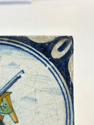 A polychrome Dutch Delft maiolica 'soldier' medallion tile, late 16th C. — photo 3