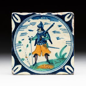 A polychrome Dutch Delft maiolica 'soldier' medallion tile, late 16th C. — photo 1