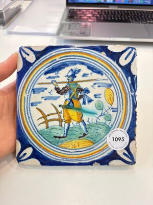 A polychrome Dutch Delft maiolica 'soldier' ​​medallion tile, late 16th C. — photo 1