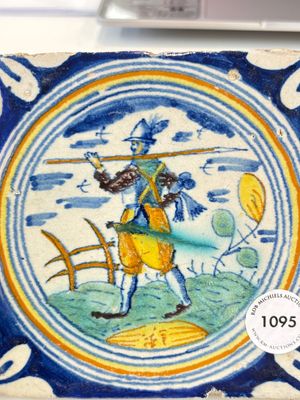 A polychrome Dutch Delft maiolica 'soldier' ​​medallion tile, late 16th C. — photo 2