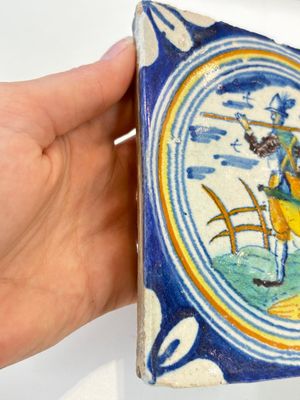 A polychrome Dutch Delft maiolica 'soldier' ​​medallion tile, late 16th C. — photo 3