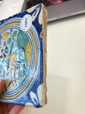 A polychrome Dutch Delft maiolica 'soldier' ​​medallion tile, late 16th C. — photo 4